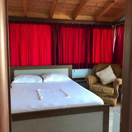 Vila Laura Pasha *